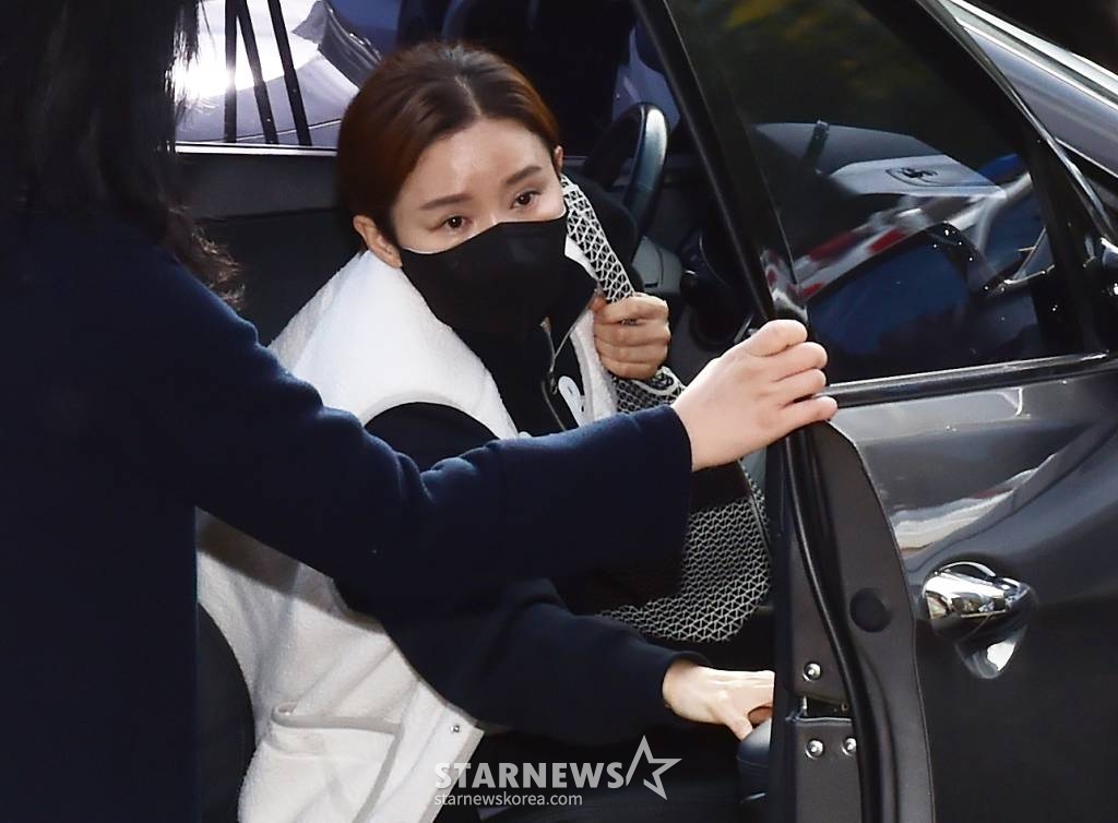 전청조 사기 공범 의혹을 받는 펜싱 국가대표 출신 남현희(42)가 경찰의 대질심문 소환 조사 차 8일 서울 송파구 가락동 송파경찰서에 출석하고 있다. 경찰은 지난 6일 남현희를 피의자 신분으로 불러 조사한 가운데 남씨는 조사에서 혐의를 부인하며 전청조의 사기 행각을 알지 못했다고 진술한 것으로 전해졌고 또한 대질신문 당일 새벽에는 SNS에 본인의 억울함을 주장하며 9차 입장문을 발표했다. /사진=임한별(머니S)