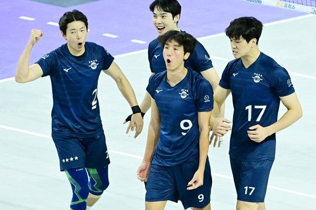 대한항공 곽승석(가운데)가 15일 삼성화재전에서 득점 후 기뻐하고 있다. /사진=KOVO