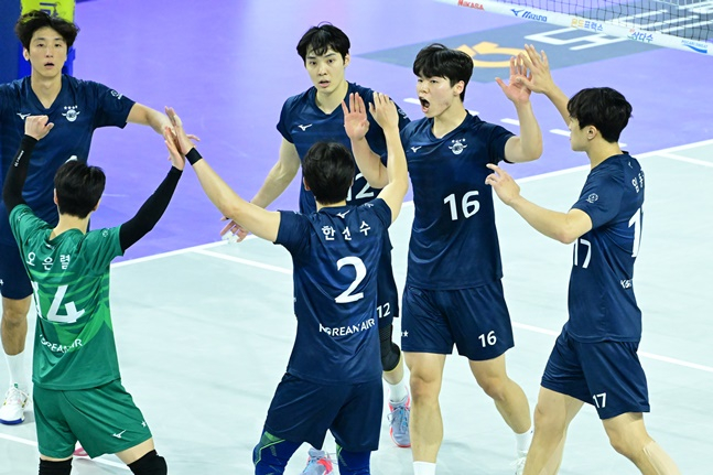 정한용(왼쪽에서 5번째)이 득점 후 동료들의 축하를 받고 있다. /사진=KOVO