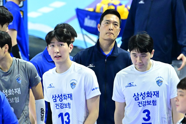 김상우 삼성화재 감독(가운데)이 15일 대한항공전 경기가 뜻대로 풀리지 않자 답답해하고 있다. /사진=KOVO
