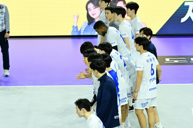 패배 후 대한항공과 인사를 나누는 삼성화재 선수들. /사진=KOVO