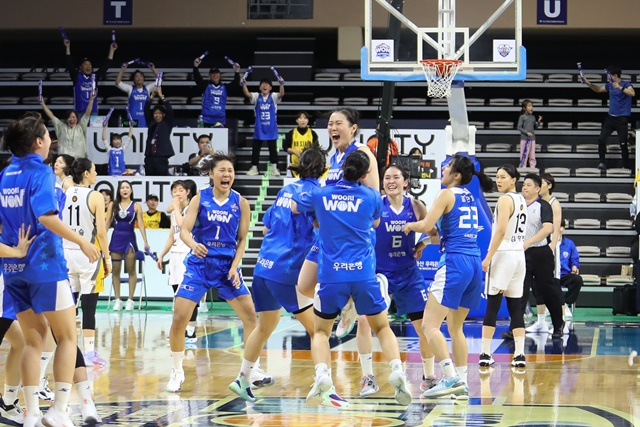 아사 우리은행 이명관의 역전 버저비터 위닝샷 순간. /사진=WKBL 제공