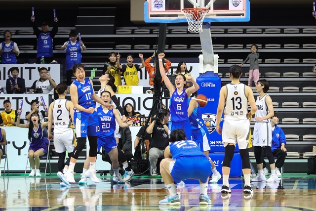 기뻐하는 아산 우리은행 선수들. /사진=WKBL 제공