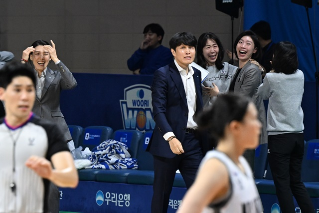 기뻐하는 아산 우리은행 코치진. /사진=WKBL 제공