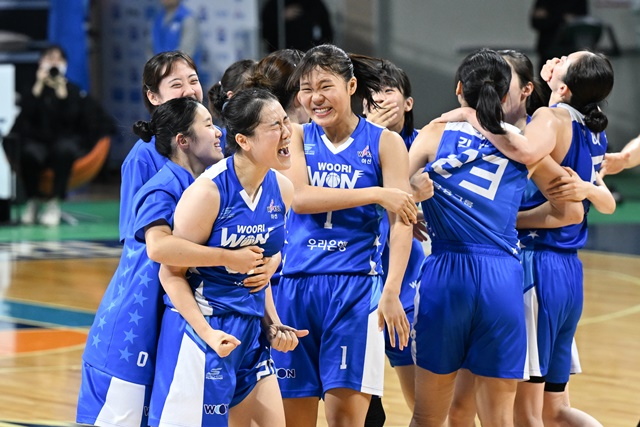아산 우리은행의 승리 세리머니. /사진=WKBL 제공