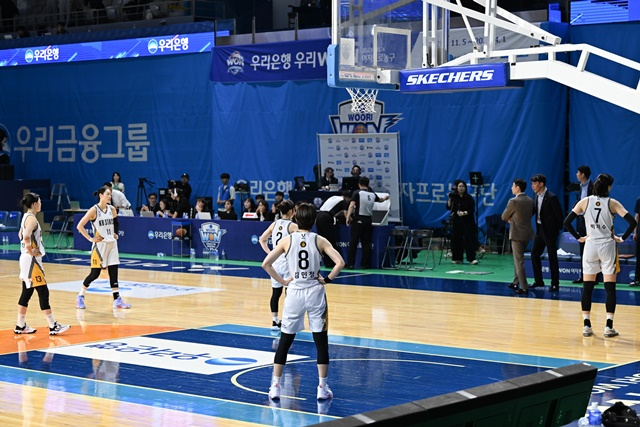 아쉬워하는 KB스타즈 선수들. /사진=WKBL 제공