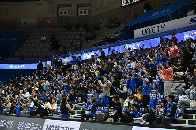 기뻐하는 아산 우리은행 팬들. /사진=WKBL 제공