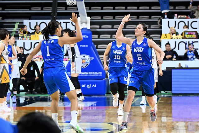 득점 성공에 기뻐하는 최이샘(오른쪽). /사진=WKBL 제공