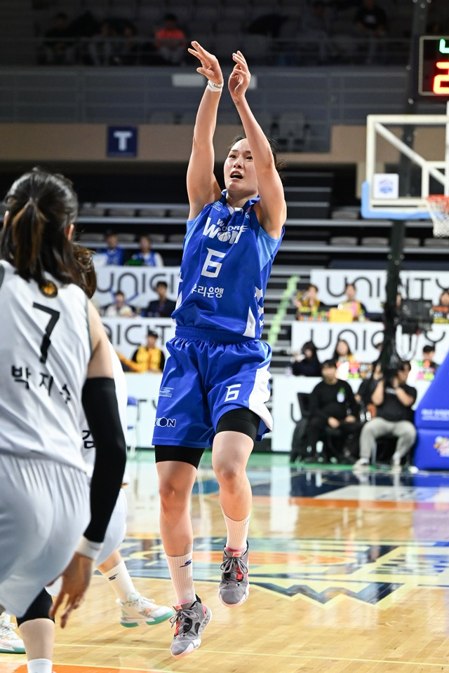 경기에 집중하는 최이샘(오른쪽). /사진=WKBL 제공