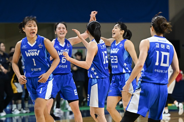 기뻐하는 아산 우리은행 선수들. /사진=WKBL 제공