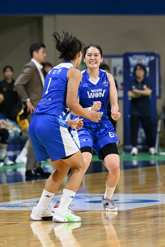 최이샘(오른쪽)의 세리머니. /사진=WKBL 제공