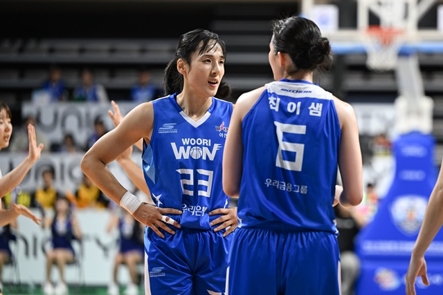 김단비와 얘기를 나누는 최이샘(오른쪽). /사진=WKBL 제공