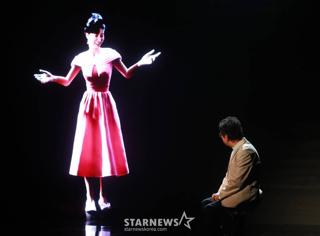 故 김자옥의 남편인 가수 오승근이 7일 오전 서울 강남구 일지아트홀에서 진행된 TV조선 '아바드림' 故 김자옥 아바타 기자간담회에 참석해 생각에 잠겨 있다. /2022.10.07 /사진=이동훈 기자 photoguy@