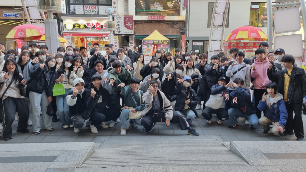 단체사진 촬영하는 오미쿄다이샤고교 학생들(BIFF광장)