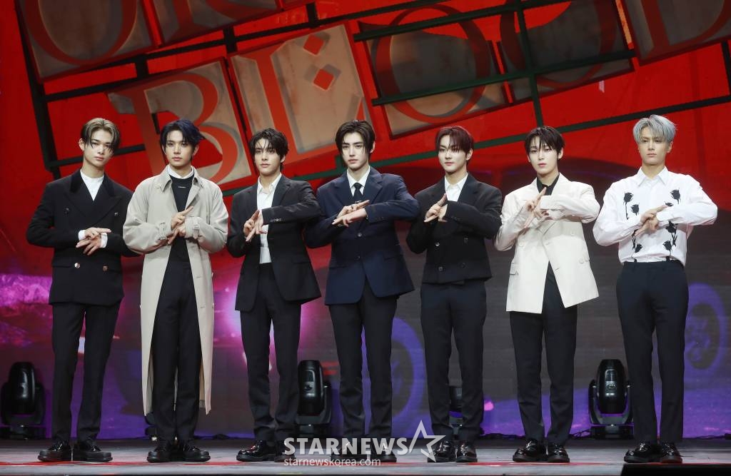 그룹 엔하이픈(ENHYPEN)이 16일 오후 서울 광진구 예스24라이브홀에서 진행된 미니 5집 'ORANGE BLOOD' 발매기념 쇼케이스에서 포즈를 취하고 있다. 이번 앨범의 타이틀 곡 '스위트 베놈'(Sweet Venom)은 그루비한 베이스라인 기반의 펑크 팝 장르의 곡으로, 온몸에 독이 퍼지더라도 너의 곁에서 버틸 것임을 다짐하는 이야기를 담았다. /2023.11.16 /사진=이동훈
