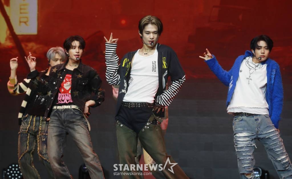 그룹 엔하이픈(ENHYPEN) 니키가 16일 오후 서울 광진구 예스24라이브홀에서 진행된 미니 5집 'ORANGE BLOOD' 발매기념 쇼케이스에서 신곡을 선보이고 있다. 이번 앨범의 타이틀 곡 '스위트 베놈'(Sweet Venom)은 그루비한 베이스라인 기반의 펑크 팝 장르의 곡으로, 온몸에 독이 퍼지더라도 너의 곁에서 버틸 것임을 다짐하는 이야기를 담았다. /2023.11.16 /사진=이동훈