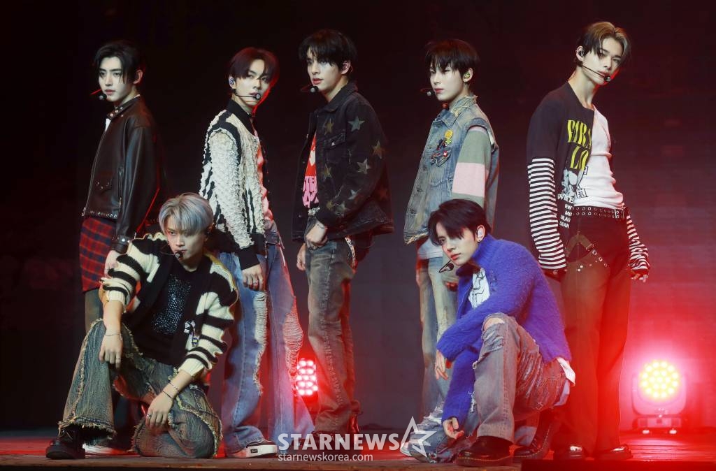 그룹 엔하이픈(ENHYPEN) 니키가 16일 오후 서울 광진구 예스24라이브홀에서 진행된 미니 5집 'ORANGE BLOOD' 발매기념 쇼케이스에서 신곡을 선보이고 있다. 이번 앨범의 타이틀 곡 '스위트 베놈'(Sweet Venom)은 그루비한 베이스라인 기반의 펑크 팝 장르의 곡으로, 온몸에 독이 퍼지더라도 너의 곁에서 버틸 것임을 다짐하는 이야기를 담았다. /2023.11.16 /사진=이동훈