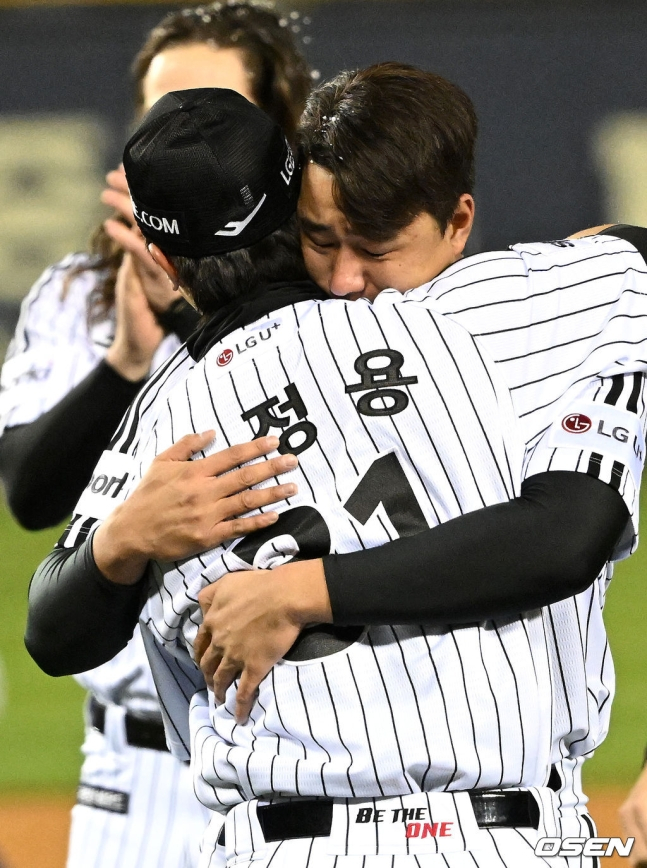 정우영이 2023 한국시리즈 우승 후 이정용과 진한 포옹을 나누고 있다.