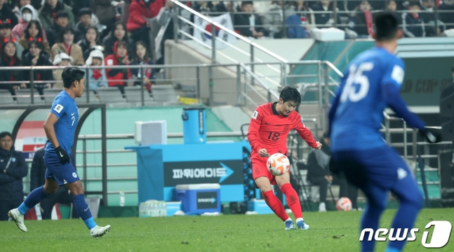 이강인(가운데)가 조규성을 향해 날카로운 크로스를 올리고 있다. /사진=뉴스1