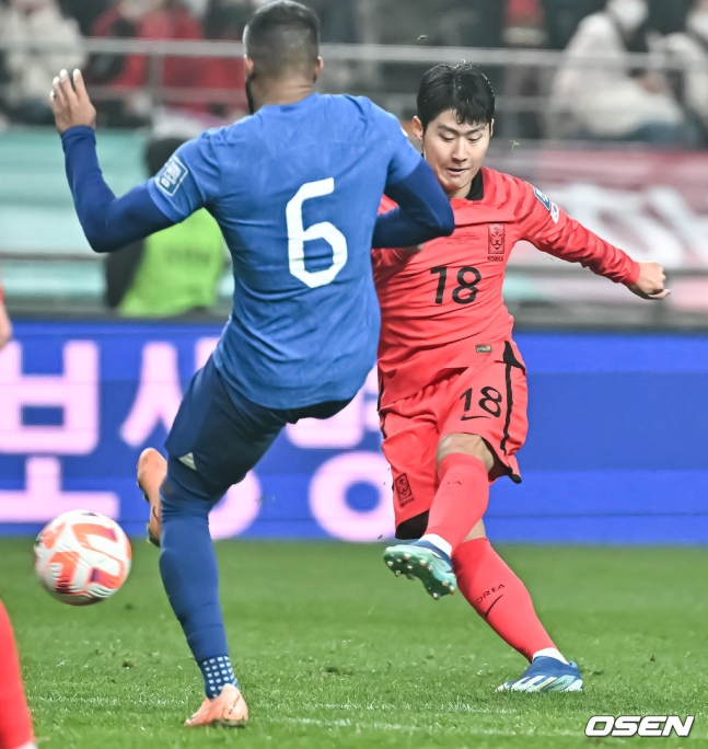 5번째 골을 완성시키는 이강인(오른쪽)의 중거리 슛.