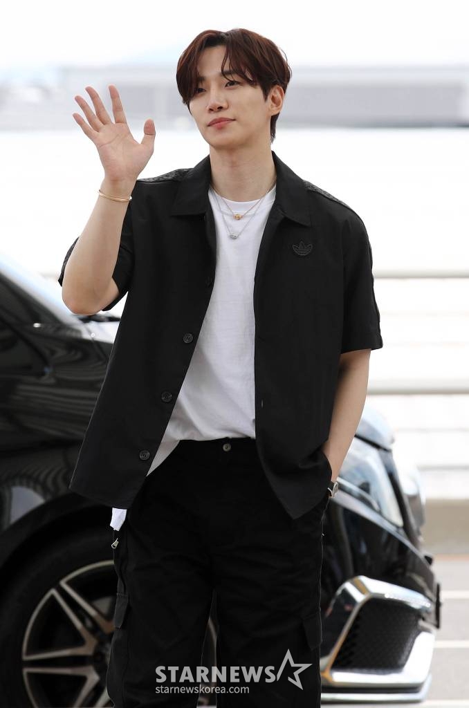 그룹 2PM 준호가 대만 일정을 위해 2일 오후 인천국제공항을 통해 출국하고 있다. 2023.08.02 /사진=임성균