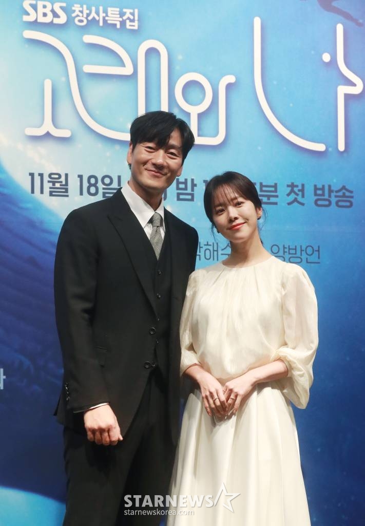 배우 박해수, 한지민이 17일 오후 인천 중구 파라다이스 아트 스페이스에서 진행된 SBS 4부작 다큐멘터리 '고래와 나' 제작발표회에 참석해 포즈를 취하고 있다. 당신의 눈앞에 펼쳐지는 경이로운 고래의 세계 그리고, 고래의 삶과 죽음으로 드러나는 지구의 위기를 그린 '고래와 나'는 오는 18일 첫 방송된다. /2023.11.17 /사진=이동훈