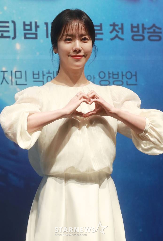 배우 한지민이 17일 오후 인천 중구 파라다이스 아트 스페이스에서 진행된 SBS 4부작 다큐멘터리 '고래와 나' 제작발표회에 참석해 포즈를 취하고 있다. 당신의 눈앞에 펼쳐지는 경이로운 고래의 세계 그리고, 고래의 삶과 죽음으로 드러나는 지구의 위기를 그린 '고래와 나'는 오는 18일 첫 방송된다. /2023.11.17 /사진=이동훈
