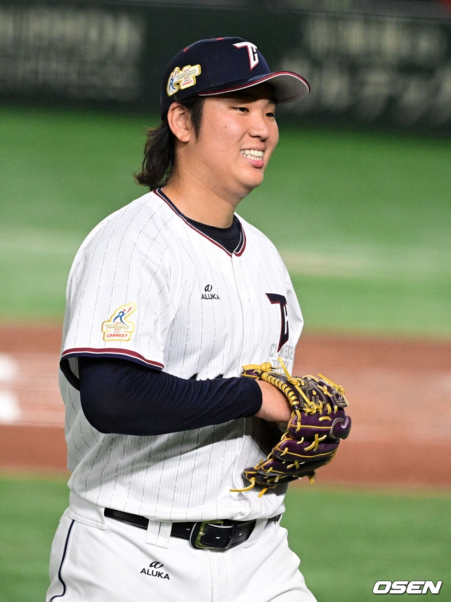 대만의 구린뤼양이 16일 일본 도쿄돔에서 열린 일본과 2023 아시아 프로야구 챔피언십(APBC) 예선 풀리그 1차전에서 7회초 교체되며 미소 짓고 있다.