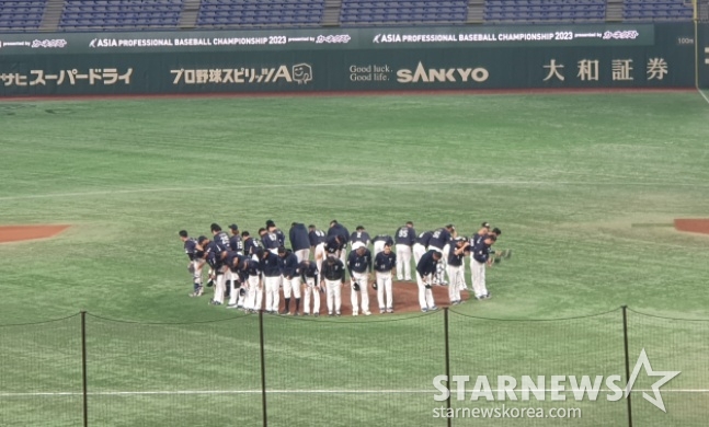 대만 대표팀이 17일 일본 도쿄돔에서 열린 2023 APBC 예선 풀리그 2차전 호주와 경기에서 승리하고 관중들에게 인사하고 있다./사진=김동윤 기자