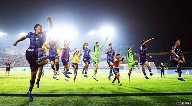 일본 17세 이하(U-17) 대표팀이 16강 진출을 확정 짓고 기뻐하고 있다. /사진=일본축구협회 SNS