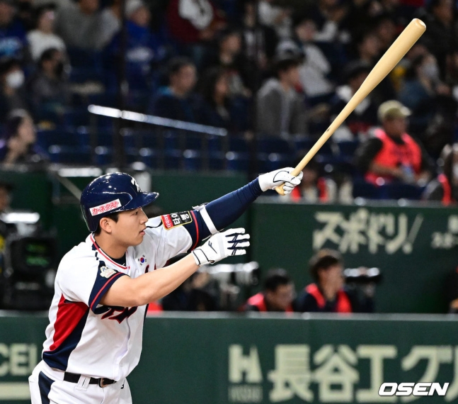 김휘집이 18일 일본 도쿄돔에서 열린 대만과 2023 APBC 예선 풀리그 3차전 2회말 2타점 적시타를 때려내고 있다.