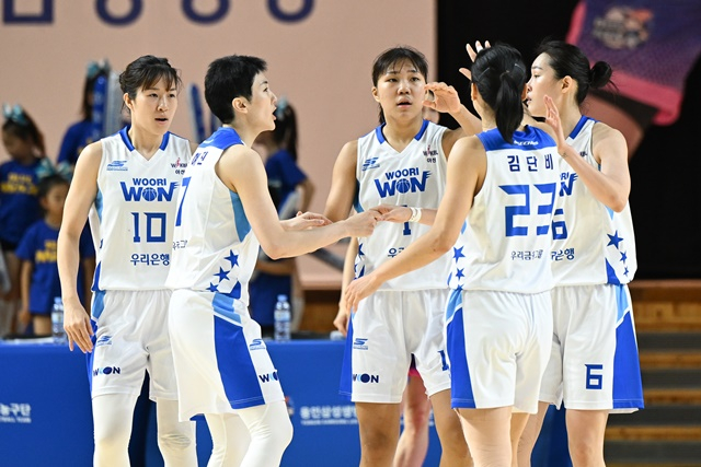 아산 우리은행 선수단. /사진=WKBL 제공