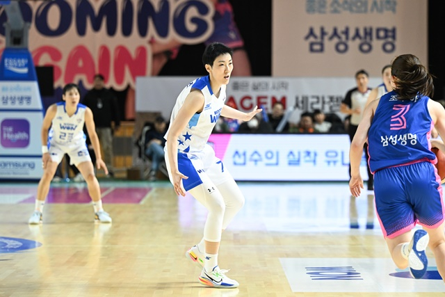 경기에 집중하는 박혜진(왼쪽). /사진=WKBL 제공