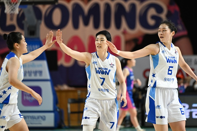 기뻐하는 우리은행 선수단. /사진=WKBL 제공