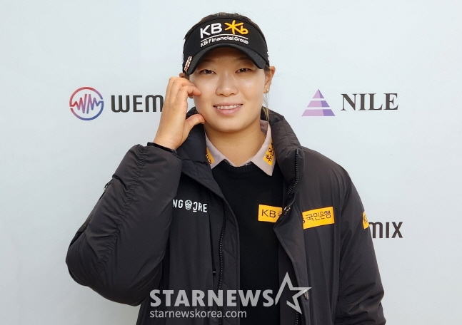 방신실이 18일 위믹스 챔피언십 2023 1라운드를 마치고 포즈를 취하고 있다. /사진=안호근 기자