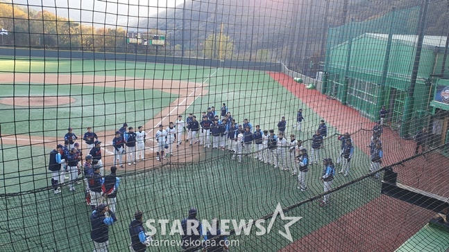 롯데 선수단이 19일 청백전 종료 후 인사하고 있다. /사진=양정웅 기자