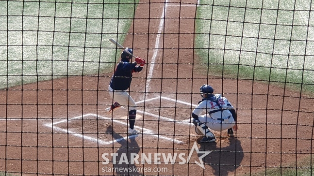 롯데 한동희(왼쪽)가 19일 청백전에서 타격 준비를 하고 있다. /사진=양정웅 기자