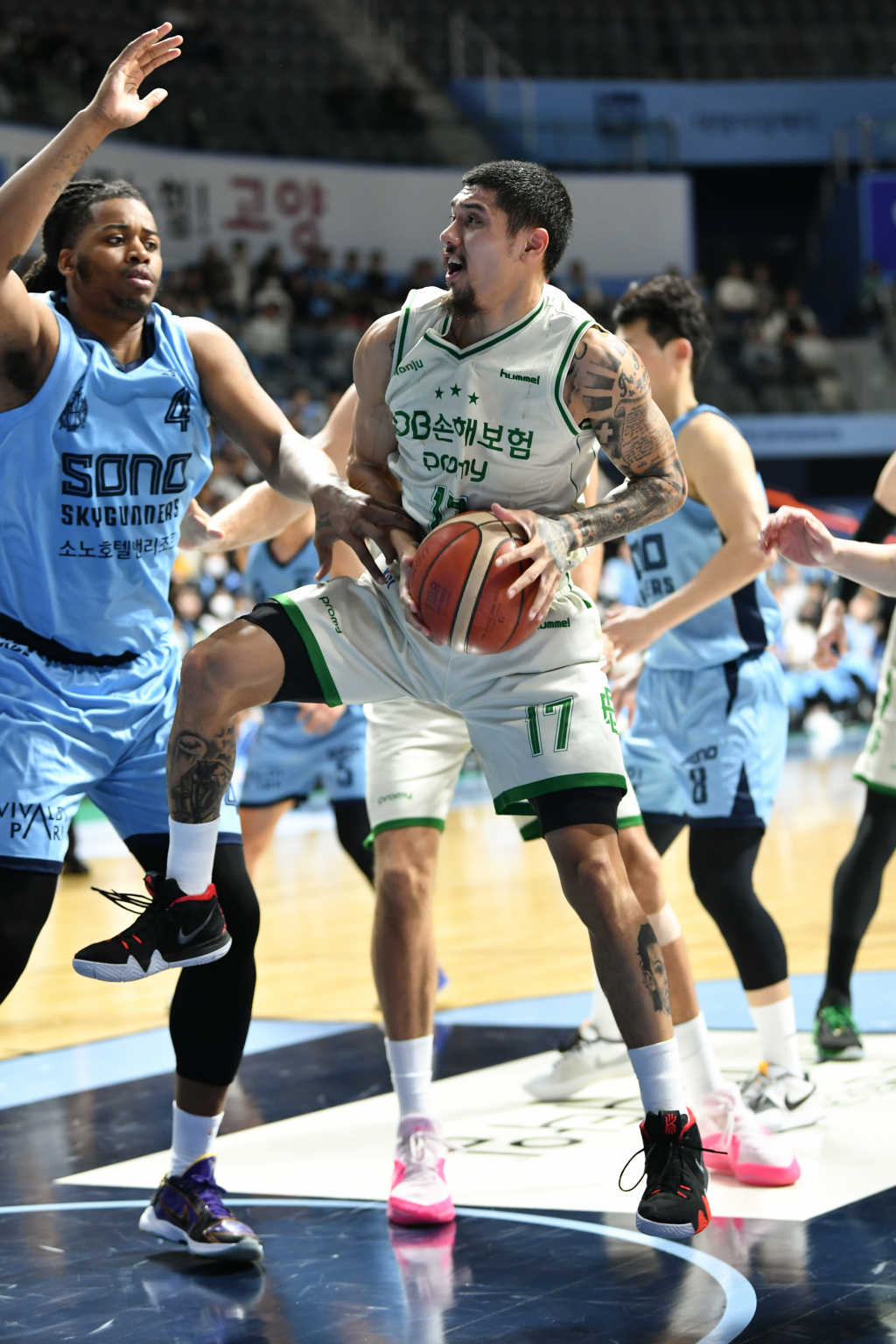 이선 알바노(가운데). /사진=KBL 제공