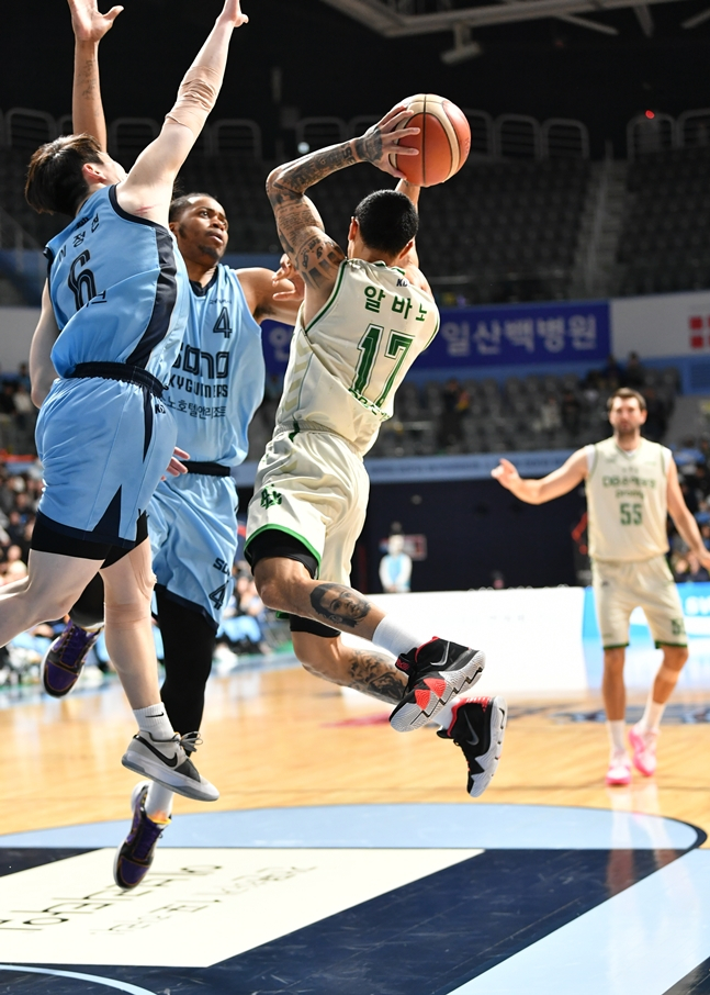 슛하는 이선 알바노(등번호 17번). /사진=KBL 제공