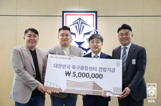 왼쪽부터 장용휘(FC서울), 안영민(인천유나이티드) 아나운서, 김정배 대한축구협회 부회장, 이정표(전북현대) 아나운서. /사진=대한축구협회 제공