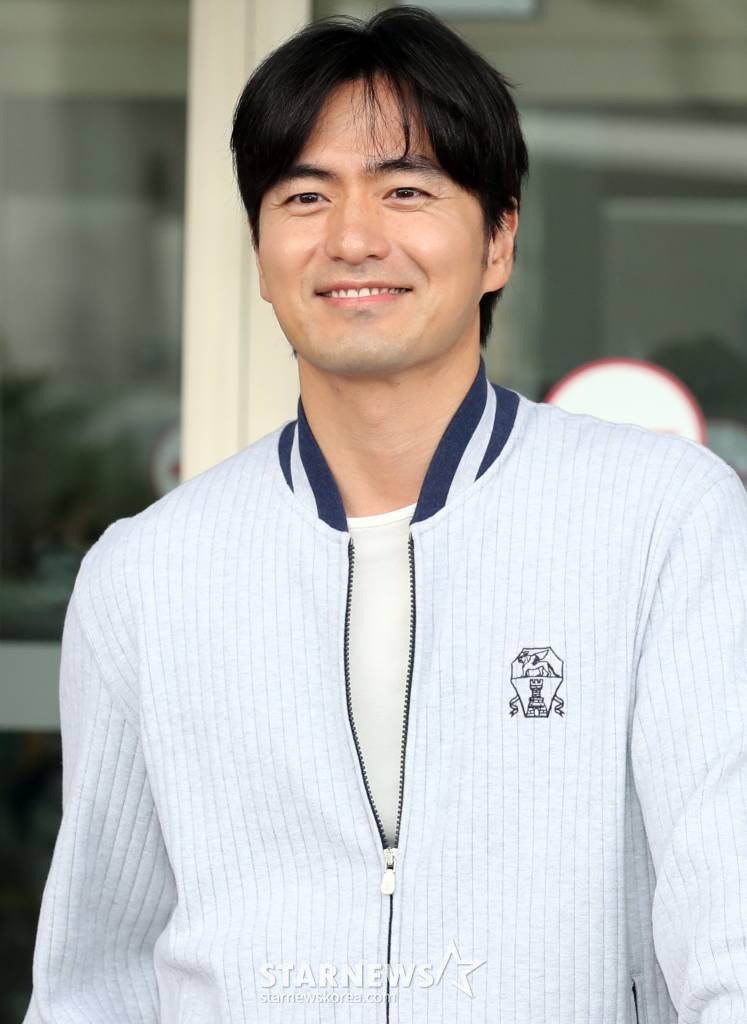 배우 이진욱이 해외 일정 차 미국 뉴욕으로 4일 오전 인천국제공항을 통해 출국하고 있다. 2023.09.04 /사진=임성균