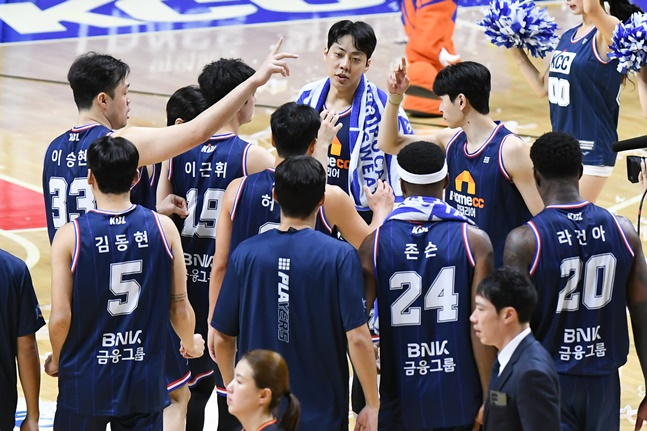 부산 KCC 선수단. /사진=KBL