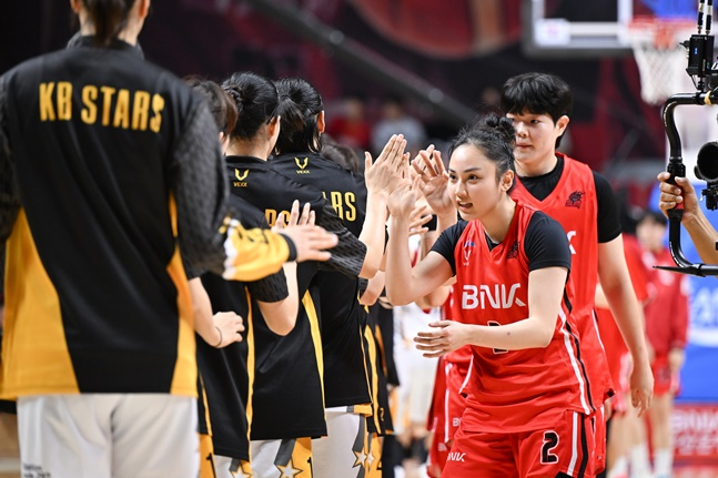 BNK 선수단(오른쪽)이 20일 경기 패배 후 KB 선수단과 인사를 나누고 있다. /사진=WKBL