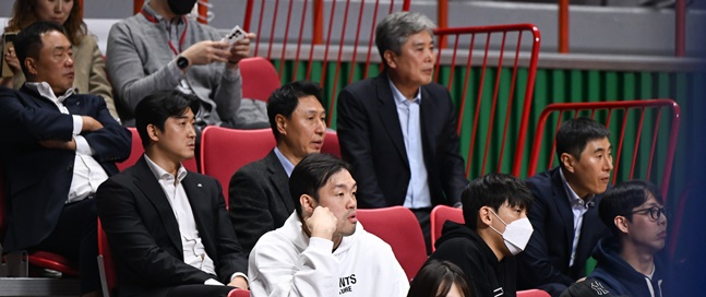전창진 감독(맨 왼쪽)을 비롯한 KCC 관계자들이 20일 부산 사직체육관에서 열린 WKBL 부산 BNK의 홈 개막전을 보기 위해 경기장을 찾았다. /사진=WKBL