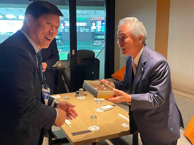 19일 일본 도쿄돔에서 만난 허구연(왼쪽) KBO 총재와 사카키바라 사다유키 NPB 커미셔너. /사진=KBO