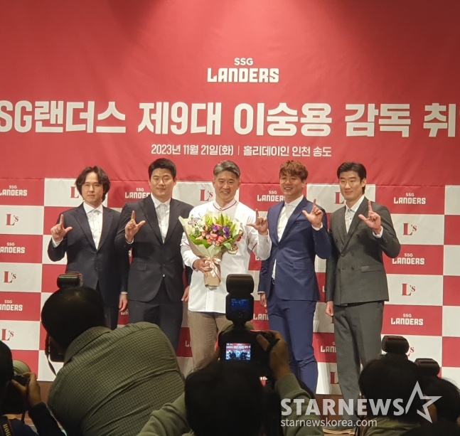 왼쪽부터 최정, 노경은, 김광현, 오태곤 등 SSG 선수 대표가 21일 열린 감독 취임식에서 이숭용 신임 감독(가운데)과 포즈를 취하고 있다. /사진=김동윤 기자