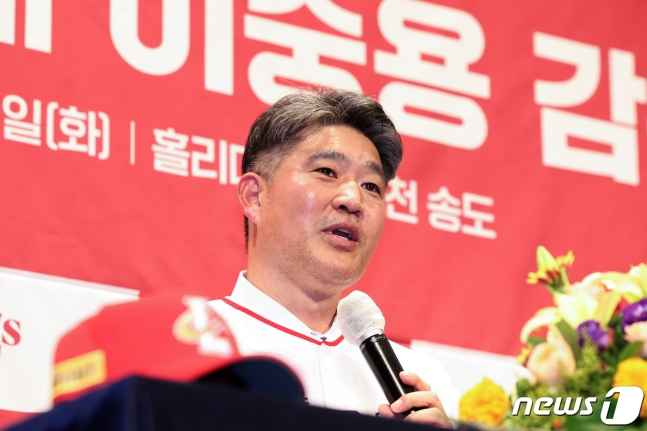 21일 취임식에서 인터뷰하는 이숭용 감독. /사진=뉴스1