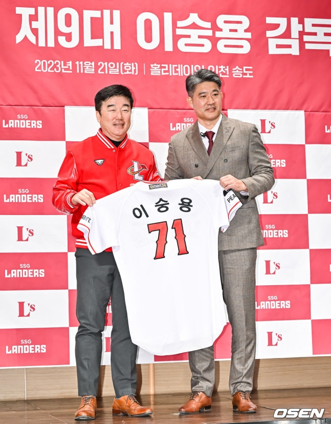 SSG 민경삼(왼쪽) 대표이사와 이숭용 감독. /사진=OSEN