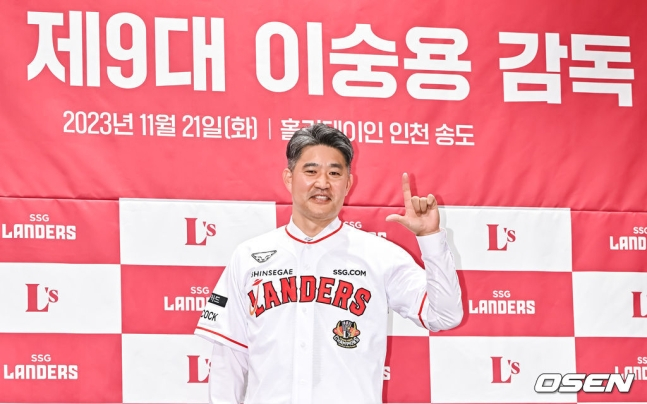 이숭용 감독이 21일 취임식에서 손가락으로 랜더스의 'L'자를 만들어 보이고 있다. /사진=OSEN