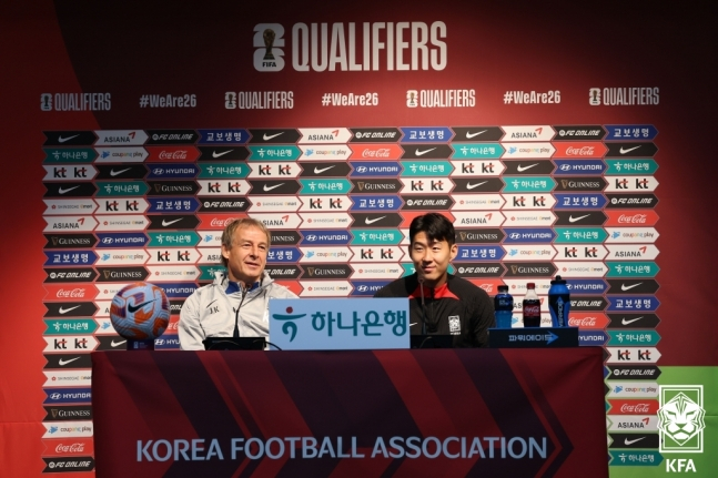 위르겐 클린스만(왼쪽) 감독과 손흥민. /사진=대한축구협회